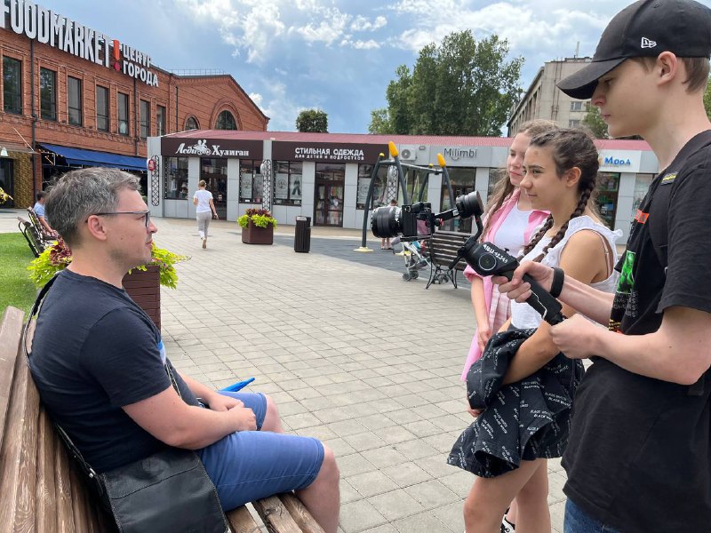 You are currently viewing Участники медиалагеря снимают репортажи на улицах города Краснодар